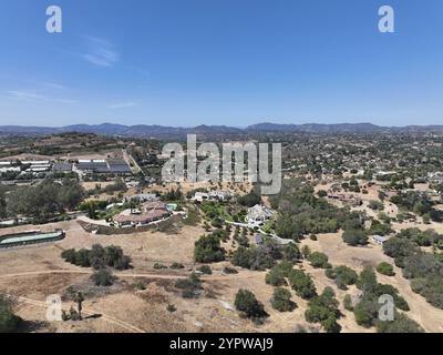 Luftaufnahme von trockenem Tal und Land mit Häusern und Scheune in Escondido, San Diego, Kalifornien Stockfoto