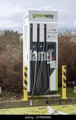 Nitra, Slowakei, 24. Februar 2024 : Green WAY EV Ladestation oder Elektrofahrzeug-Versorgungsausrüstung (EVSE) für die Öffentlichkeit im Einkaufszentrum Stockfoto