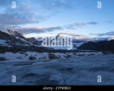 Wunderschöne Lage am frühen Morgen am Gorner Gletscher, Wallis, Schweiz bei Sonnenaufgang: Spektakulärer Blick auf den berühmten Gipfel des Matterhorns Stockfoto