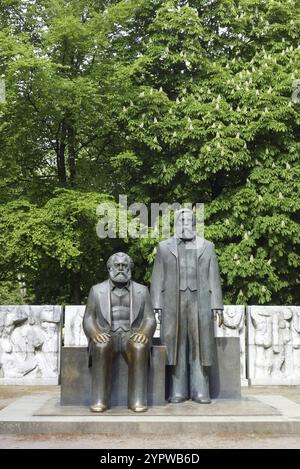 Karl Marx und Friedrich Engels, Bronzeskulptur im Zentrum Berlins von Ludwig Engelhardt Stockfoto