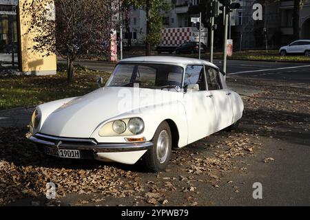 Berlin, Deutschland, 27. Oktober 2022, weißer Citroen DS Oldtimer mit charateristischen Doppelscheinwerfern, Europa Stockfoto