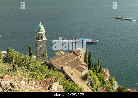 Morcote in der Schweiz ist ein historisches Dorf direkt am Lago di Lugano. Wunderschöne Aussicht von den umliegenden Hügeln auf die historische Kirche Stockfoto