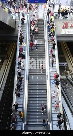 Berlin, Deutschland, 5. Juli 2022, Rolltreppen im Hauptbahnhof mit vielen Reisenden, Europa Stockfoto