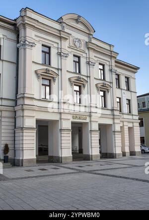 Zvolen, Slowakei, 26. November 2023: Das Jozef Gregor Tajovsky Theater (Divadlo Jozefa Gregora Tajovskeho vo Zvolene). Zvolen. Slowakei, Europa Stockfoto