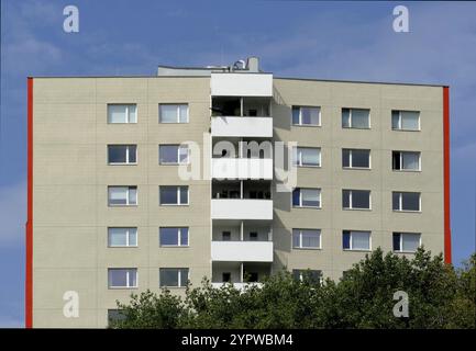 Typisches Hochhaus mit gekachelter Fassade im Hansaviertel, Berlin Stockfoto