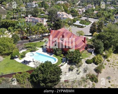 Blick aus der Vogelperspektive auf die Wohnvilla, die mit einem roten Zelt bedeckt ist, während sie für Termiten begasst wird. Encinitas, Kalifornien, USA. September 2020 Stockfoto