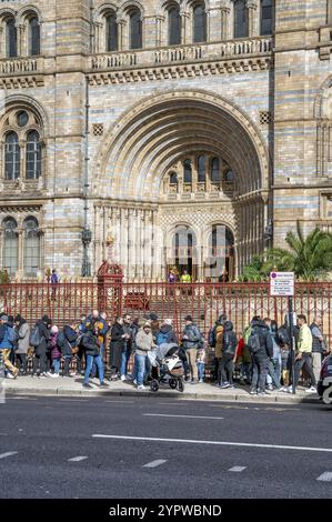 London, UK, 23. März 2024: Warteschlange der Menschen, die vor dem Natural History Museum warten. London. UK Stockfoto