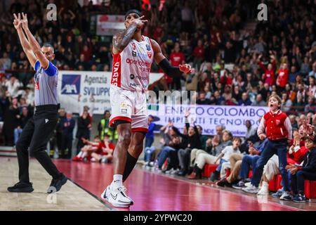 Varese, Italien. Dezember 2024. Justin Gray #5 von Pallacanestro Varese OpenJobMetis feiert während des LBA Lega Basket 2024/25 Ein reguläres Saisonspiel zwischen Pallacanestro Varese OpenJobMetis und Umana Reyer Venezia in der Itelyum Arena. Endpunktzahl Pallacanestro Varese OpenJobMetis 77 | 86 Umana Reyer Venezia Credit: dpa/Alamy Live News Stockfoto