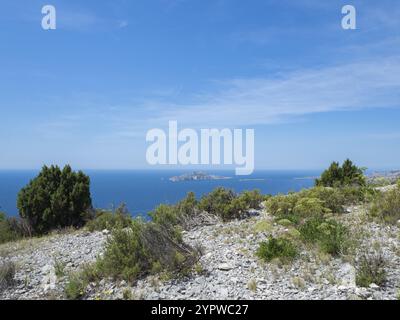 Der Calanques-Nationalpark bietet wunderschöne Wanderwege entlang der Klippen hoch über dem Mittelmeer Stockfoto