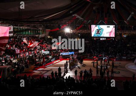 Varese, Italien. Dezember 2024. Allgemeiner Blick in die Arena während des LBA Lega Basket, Einem Spiel der regulären Saison 2024/25 zwischen Pallacanestro Varese OpenJobMetis und Umana Reyer Venezia in der Itelyum Arena. Endpunktzahl Pallacanestro Varese OpenJobMetis 77 | 86 Umana Reyer Venezia Credit: dpa/Alamy Live News Stockfoto