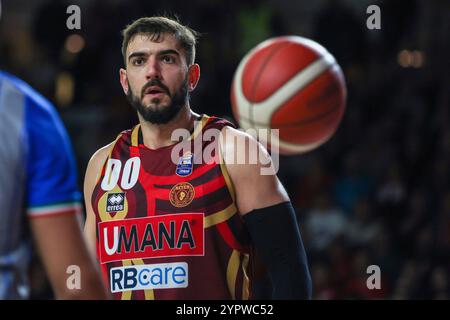 Varese, Italien. Dezember 2024. Amedeo Tessitori #00 von Umana Reyer Venezia sieht sich während des LBA Lega Basket 2024/25 an, Einem regulären Saisonspiel zwischen Pallacanestro Varese OpenJobMetis und Umana Reyer Venezia in der Itelyum Arena. Endpunktzahl Pallacanestro Varese OpenJobMetis 77 | 86 Umana Reyer Venezia Credit: dpa/Alamy Live News Stockfoto