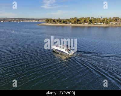 Luftaufnahme eines kleinen Schnellbootes in der Mission Bay von San Diego, Kalifornien, USA. Kleine Motorbootyachten, die auf einem ruhigen Wasser in der Bucht kreuzen. März 2 Stockfoto