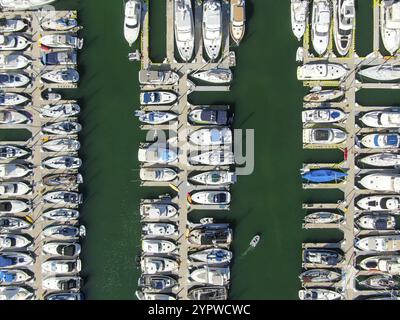 Blick von oben auf Boote und Yachten im Yachthafen. Yachthafen mit Yachten, Segelboot und Schnellboot, die am Kai vertäut sind Stockfoto