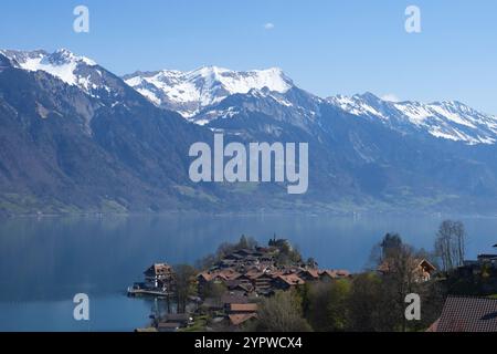 Wunderschöne Landschaft am Brienzersee in der Schweiz. Das kleine Dorf Iseltwald vor dem Brienzersee und im hinteren Teil des Berges Brienzer Rothorn Stockfoto