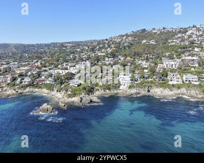 Blick aus der Vogelperspektive auf Laguna Beach Küstenstadt mit wohlhabenden Villen auf den Klippen, südkalifornische Küste, USA und Nordamerika Stockfoto