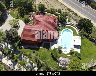 Blick aus der Vogelperspektive auf die Wohnvilla, die mit einem roten Zelt bedeckt ist, während sie für Termiten begasst wird. Encinitas, Kalifornien, USA. September 2020 Stockfoto