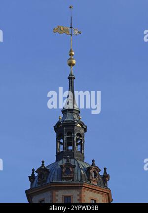 Blick nach oben auf den Turm und die Wetterfahne der Nikolaikirche Leipzig. Sachsen, Deutschland, Europa Stockfoto