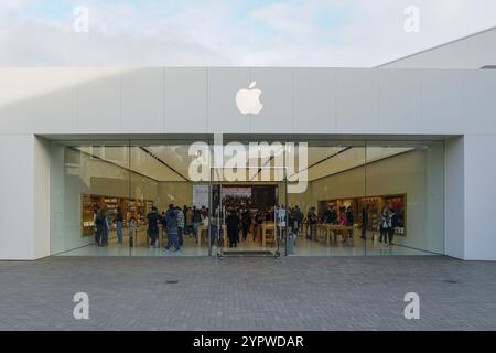 Apple Einzelhandelsgeschäft, in dem iPhones, iPads und vieles mehr in eleganten Räumen verkauft werden. Befindet sich in Westfield UTC. Mit Fußgängern, die vor dem Geschäft vorbeikommen Stockfoto