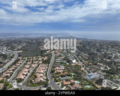 Aus der Vogelperspektive über La Jolla Hills mit großen Villen und dem Meer im Hintergrund, San Diego, Kalifornien, USA, Nordamerika Stockfoto