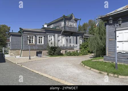 Irkutsk, Russland, August 2021: Das Anwesen des Dekabristen Sergej Petrowitsch Trubetski in Irkutsk (Dserschinski-Straße, 64). Blick vom Hof. Sonnig Stockfoto