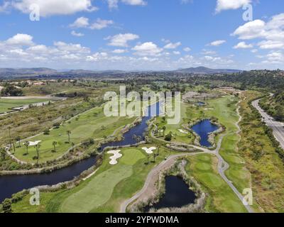 Blick aus der Vogelperspektive auf einen grünen Golfplatz an sonnigen Tagen in Südkalifornien. USA Stockfoto