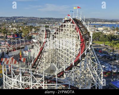 Aus der Vogelperspektive die berühmte Achterbahn „Giant Dipper“ im Belmont Park, einem Vergnügungspark, der 1925 an der Promenade von Mission Beach in San Diego, Kalifornien, erbaut wurde Stockfoto