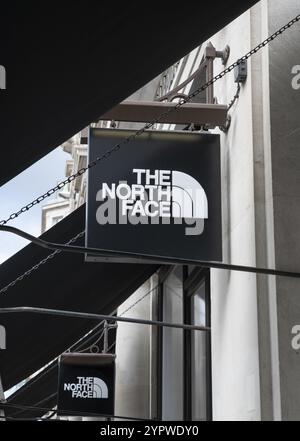 London, UK, 23. März 2024: Das North Face Logo. Markenzeichen. Der Laden North Face in London. UK Stockfoto