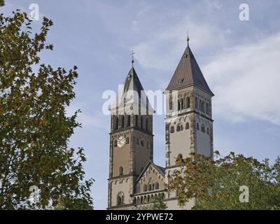 Zwillingstürme der neoromanischen Taborkirche in Leipzig im herbstlichen Abendlicht. Sachsen, Deutschland, Europa Stockfoto