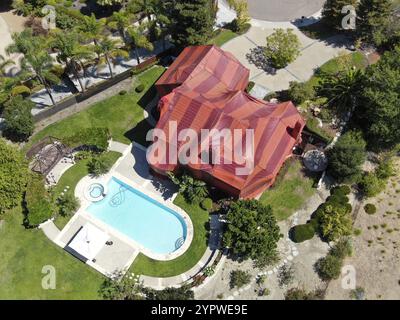 Blick aus der Vogelperspektive auf die Wohnvilla, die mit einem roten Zelt bedeckt ist, während sie für Termiten begasst wird. Encinitas, Kalifornien, USA. September 2020 Stockfoto