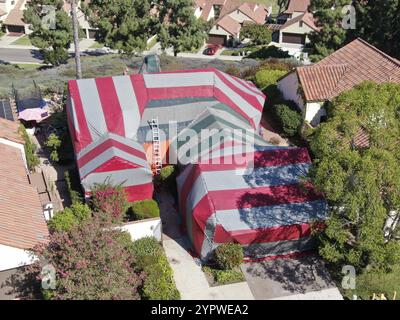 Luftaufnahme der Villa mit einem roten und grünen Zelt bedeckt, während für Termiten, Rancho Bernardo California, USA begast. September 2020 Stockfoto