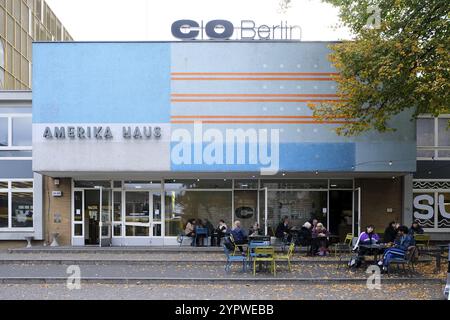 Berlin, 14. Oktober 2022, Eingangsbereich mit Terrassencafé vor dem Amerika-Haus in der Hardenbergstraße im Herbst, Europa Stockfoto