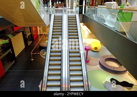 Verlassen in der Abriegelung: Rolltreppe im Einkaufszentrum Stockfoto