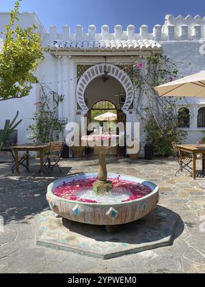 Eingangslobby mit kleinem Brunnen in der Korakia Pension in Palm Springs, Kalifornien, USA. September 2020 Stockfoto