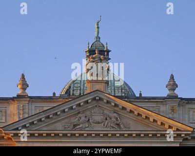 Blauer Himmel über dem Bundesverwaltungsgericht Leipzig. Sachsen, Deutschland, Europa Stockfoto