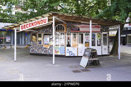Berlin, Deutschland, 23. Juni 2024, errichtete informell türkisch-deutsches Protesthaus gegen überhöhte Mieten in Kreuzberg mit Schild:, Europa Stockfoto