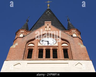 Blick nach oben auf die Turmuhr und den Turm der St. Albanuskirche in Schkeuditz bei Leipzig. Sachsen, Deutschland, Europa Stockfoto