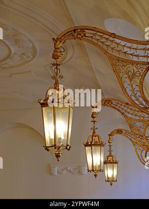 Neues Leipziger Rathaus: Kronleuchter im Treppenhaus zum oberen Foyer. Sachsen, Deutschland, Europa Stockfoto