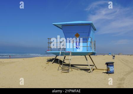 Rettungsschwimmerturm am Huntington Beach an sonnigen Tagen. Südöstlich Von Los Angeles, Kalifornien. USA Stockfoto