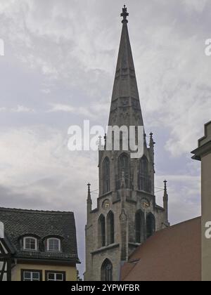 Turm und Uhr der Stadtkirche St. Maximi Merseburg unter bedecktem Himmel. Sachsen-Anhalt, Deutschland, Europa Stockfoto