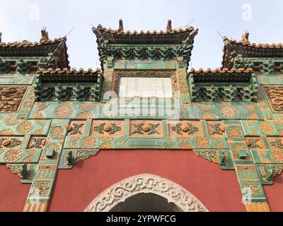 Tor im Inneren des buddhistischen Tempels Putuo Zongcheng, einer der acht äußeren Tempel von Chengde, erbaut zwischen 1767 und 1771 und nach dem Vorbild des Potala P Stockfoto