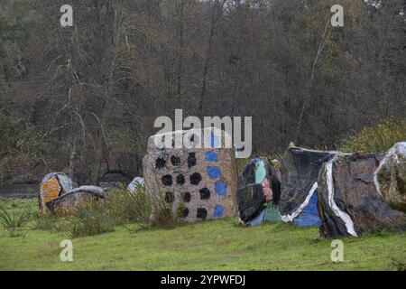 O Rexo Ecospace, malerische und skulpturale Intervention des Künstlers Agustin Ibarrola an einem natürlichen Raum, Allariz, Ourense, Galicien, Spanien, Europa Stockfoto