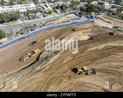 Luftaufnahme von schweren Baumaschinen, die auf der Baustelle arbeiten. San Diego, Kalifornien, 10. März 2024 Stockfoto