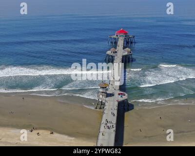 Blick aus der Vogelperspektive auf Huntington Pier, Strand und Küste an sonnigen Sommertagen, südöstlich von Los Angeles. Kalifornien. Ziel für Surfer und Touristen Stockfoto