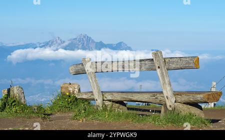 Auf dem Gipfel von Rigi, einem Berg in der Schweiz: Eine wunderschöne Bank lädt zu einer Pause ein. Sonniger einsamer Morgen mit Blick auf den Pilatus, umgeben von Clo Stockfoto