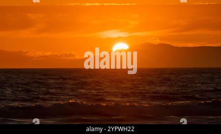 MAI 2020 - SANTA BARBARA, KALIFORNIEN - Sonnenuntergang auf dem Pazifik südlich von Santa Barbara Kalifornien Stockfoto