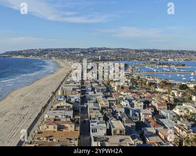 Luftaufnahme der Mission Bay und der Strände in San Diego, Kalifornien. USA. Gemeinschaft auf einer Sandbar mit Villen, Seehafen und Freizeit Mission Bay gebaut Stockfoto