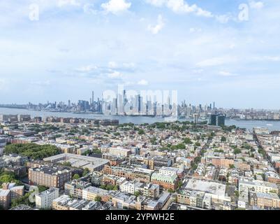Luftaufnahme der Innenstadt von Hoboken und der Skyline von Manhattan im Hintergrund Stockfoto