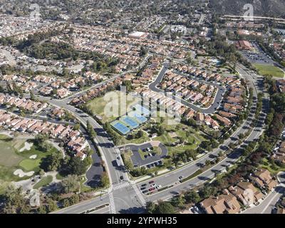 Blick aus der Vogelperspektive über kleine Gemeinde und Park im Vorort San Diego im Süden von Rancho Bernardo, Südkalifornien, USA, Nordamerika Stockfoto