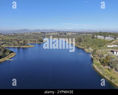 Luftaufnahme des Miramar Stausees in der Scripps Miramar Ranch Gemeinschaft, San Diego, Kalifornien. Miramar See, beliebte Aktivitäten Erholungsort inklusi Stockfoto