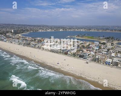 Luftaufnahme von Mission Bay und Strand in San Diego im Sommer, Kalifornien. USA. Gemeinschaft auf einer Sandbar mit Villen, Seehafen und Erholungsmöglichkeiten gebaut Stockfoto